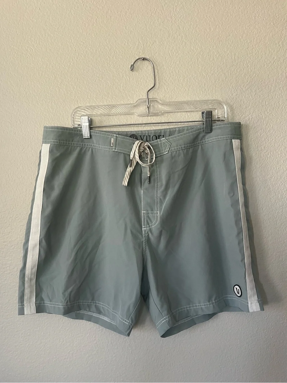 Vuori Puerto Swim Board Shorts in Green with White Side Stripes Men's Size 36